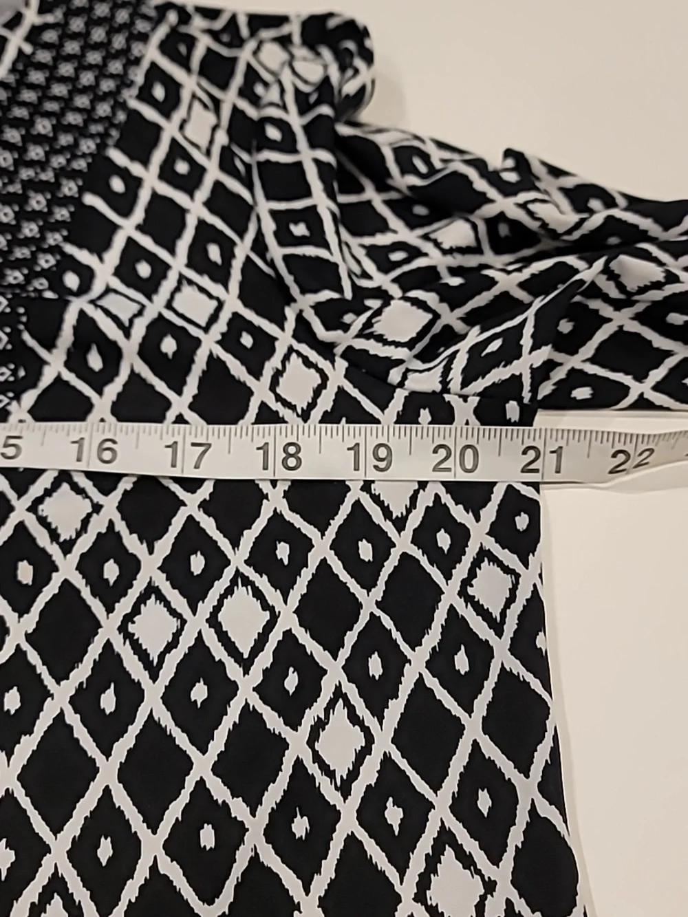 Notations Black and White V-Neck Blouse Large - Picture 7 of 10